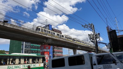 필리핀서 남성이 열차 선로로 뛰어내려… 열차 1시간여 운행중단